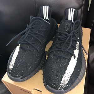 STEAL ‼️Yeezy 350 v2 oreo